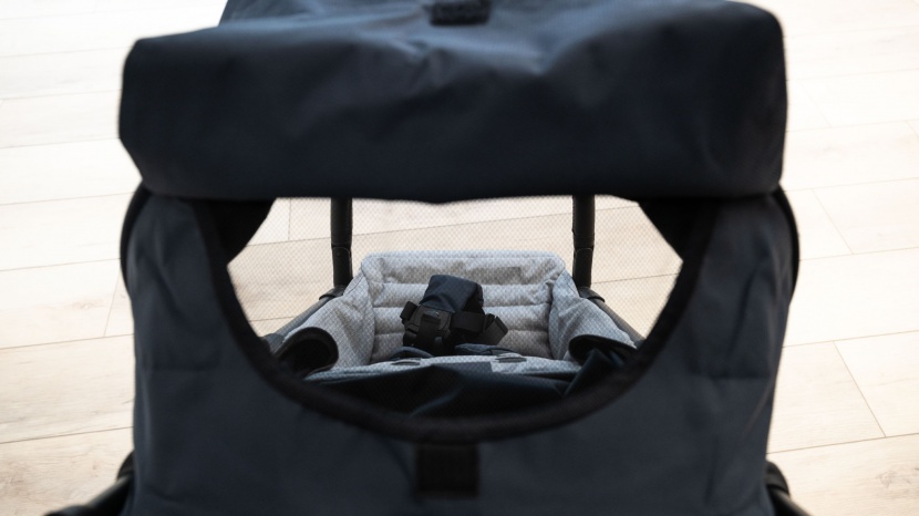 the quid canopy has a mesh peek-a-boo window, with easy viewing.