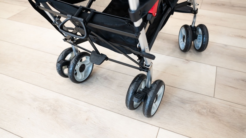 summer infant 3d lite - the summer infant has double-action brakes that require pressing...
