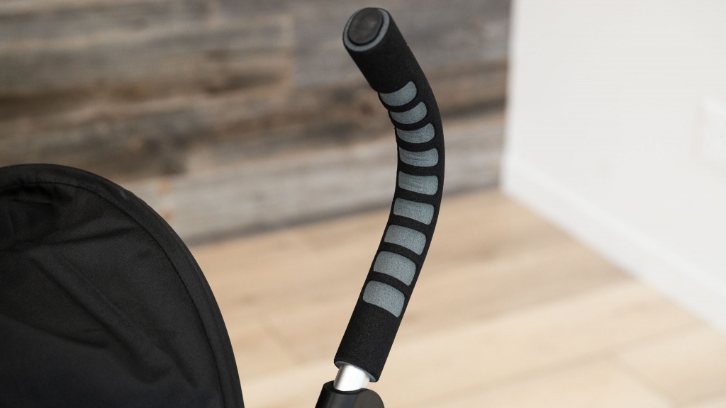 summer infant 3d lite - the two-handle design on the summer infant seems to make the frame...