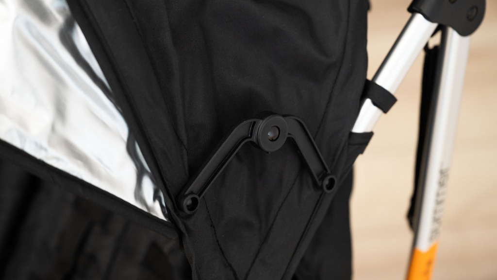 summer infant 3d lite - the summer infant canopy is locked open with a plastic tensioner.