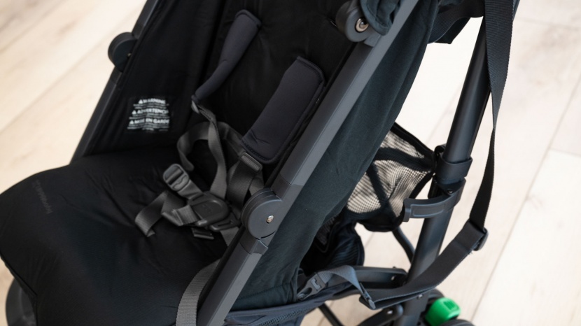 uppababy g-luxe - the umbrella design of the g-luxe is convoluted with many fasteners...
