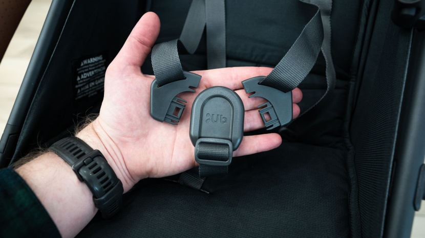 uppababy minu v2 - with only two components to put in the buckle, the minu v2 is easy...