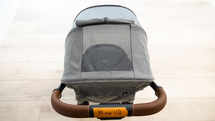 the minu v2 has a highly functioning mesh peek-a-boo window.