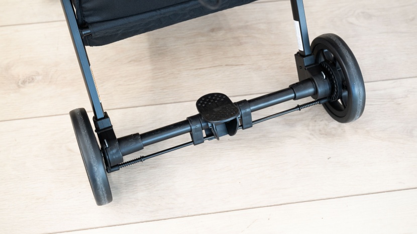 zoe traveler - the zoe brake pedal is a rocker pedal that is easy to set and release.