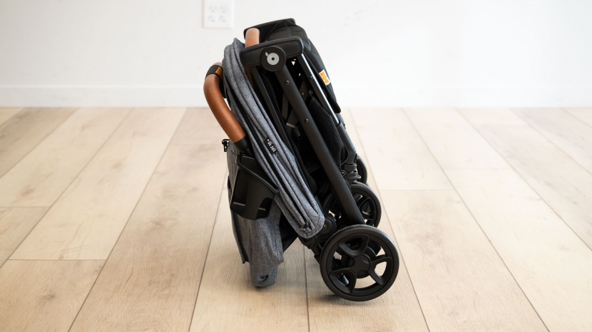 the zoe stands when folded but it relies on the canopy to do, which...