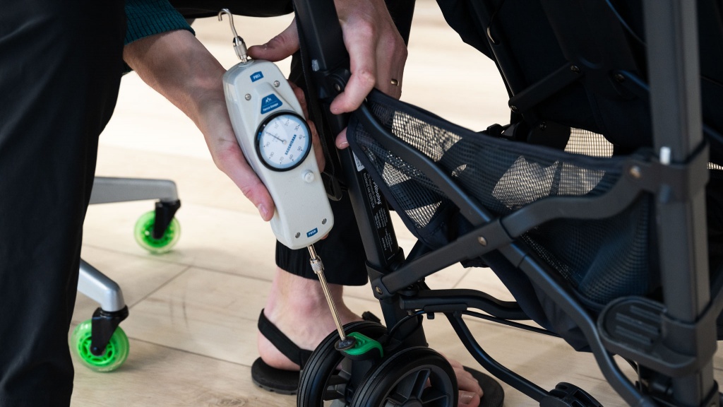 uppababy g-luxe - we tested the pressure required to press the g-luxe brake pedals.