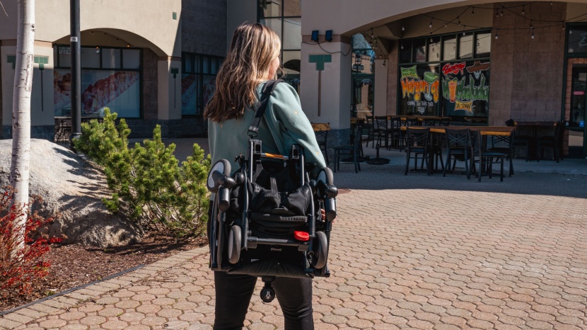 babyzen yoyo2 - the babyzen has a simple carry strap that keeps your hands free.