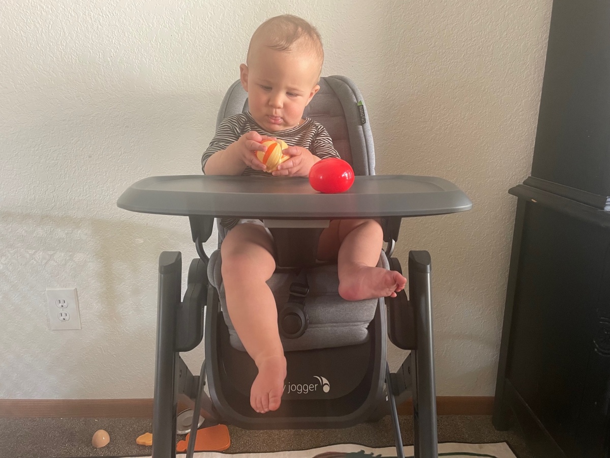 Baby Jogger City Bistro Review (Baby Jogger City Bistro has an adjustable footrest, making it comfortable for babies of different sizes.)