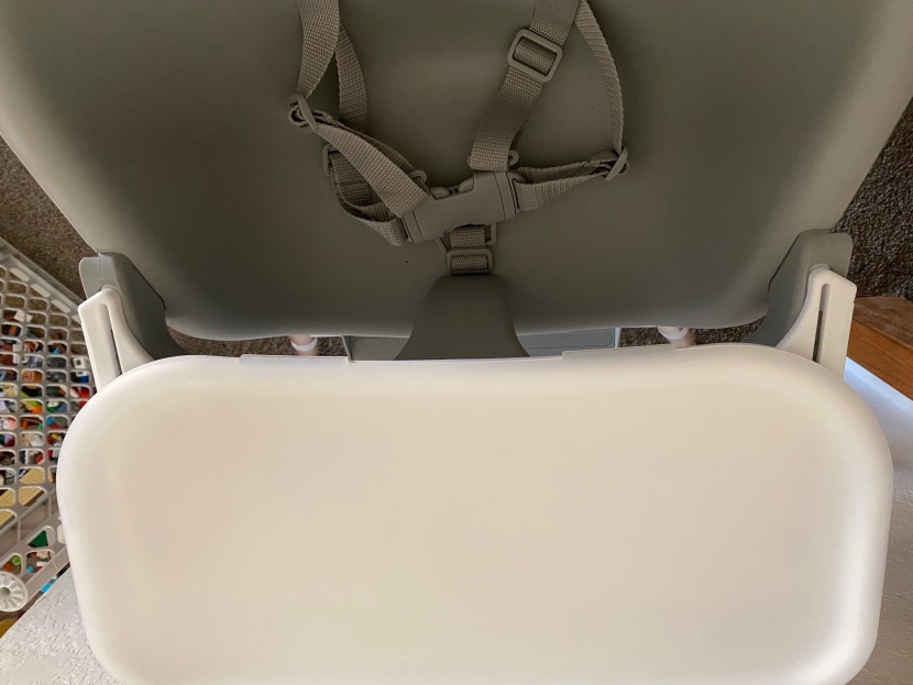 skip hop eon 4-in-1 multi-stage high chair - skip hop eon 4-in-1 multi-stage high chair has small grooves for the...