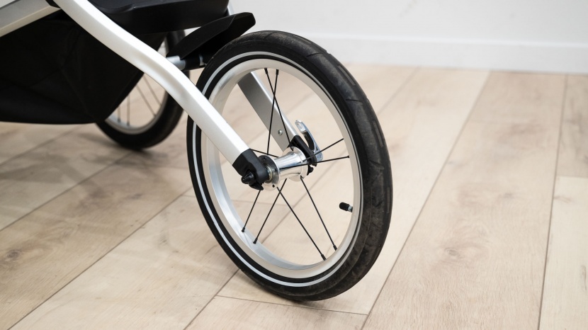 thule glide 2 - the glide 2 has lightweight spoke wheels compared to the urban glide...