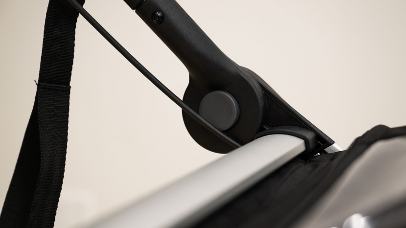 the glide 2 has an adjustable handlebar that rotates on a pivot point.