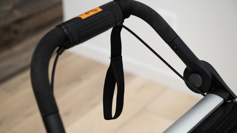 the center of the glide 2 handlebar has the deceleration brake, but...