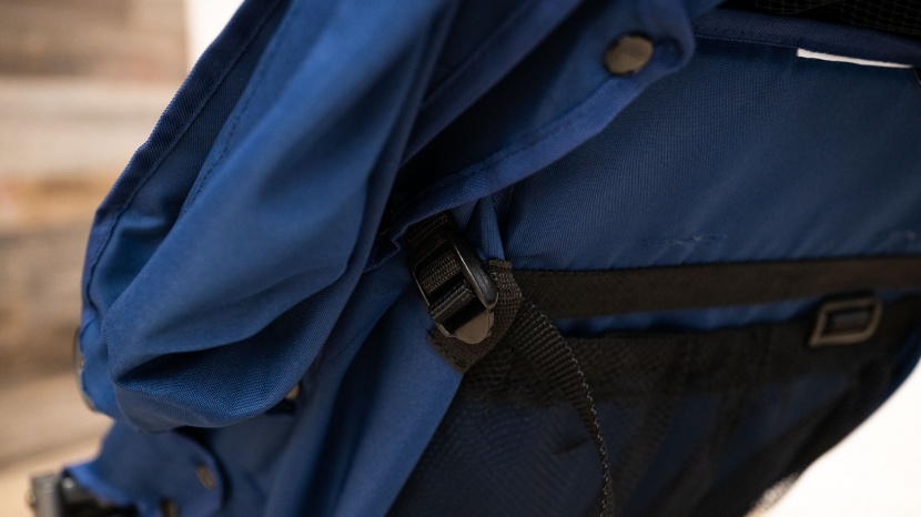 the zoom has dual seat back adjusters, one on each side of the seat.