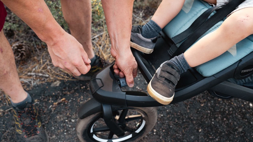 thule urban glide 3 - the wheel lock on the urban glide 3 is easy to move to lock the...