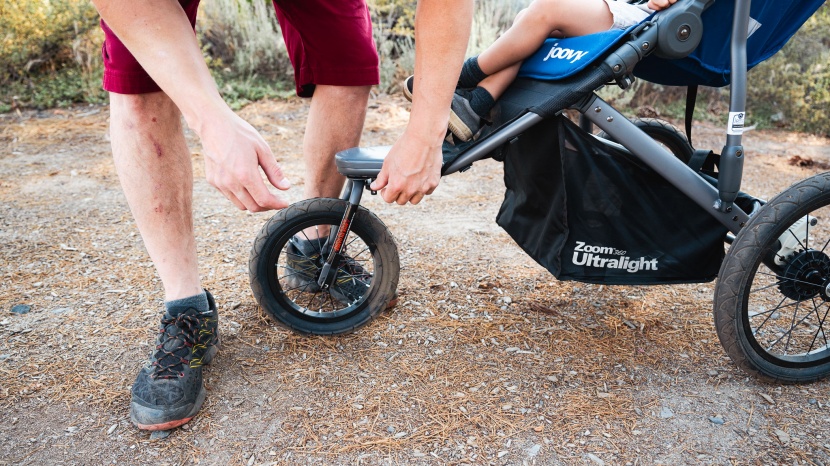 joovy zoom 360 ultralight - the zoom&#039;s swivel front wheel needs to be locked in place before...