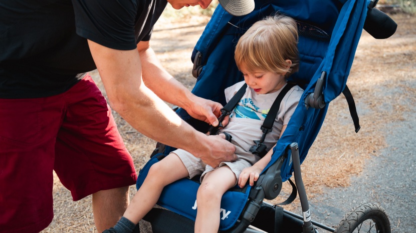 the joovy's shoulder straps connect to the waist straps before...