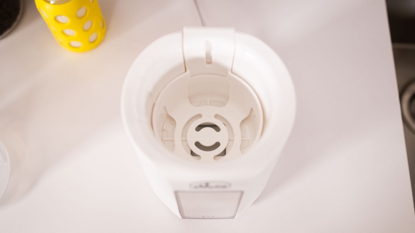the chicco has a plastic lift-out bottle basket to avoid touching...