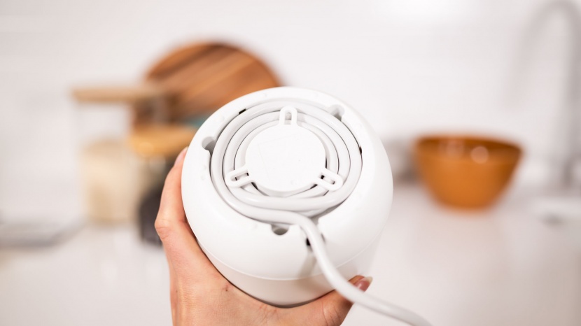 the bottom of the easi-warm has a cord winding feature.