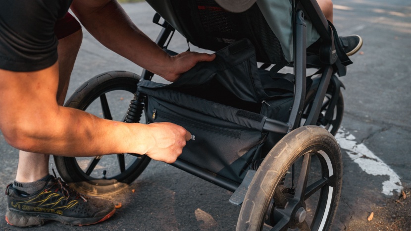 the thule urban glide 3 has a 15 lb capacity, a zippered cover, and...