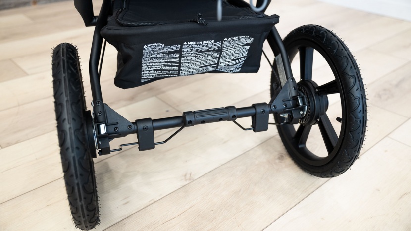 the bob alterrain has a center brake pedal that looks like a bar. it...