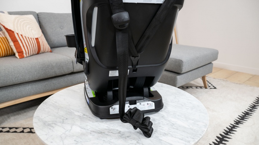 the poplar tether is very long and v-shaped, and while it connects...