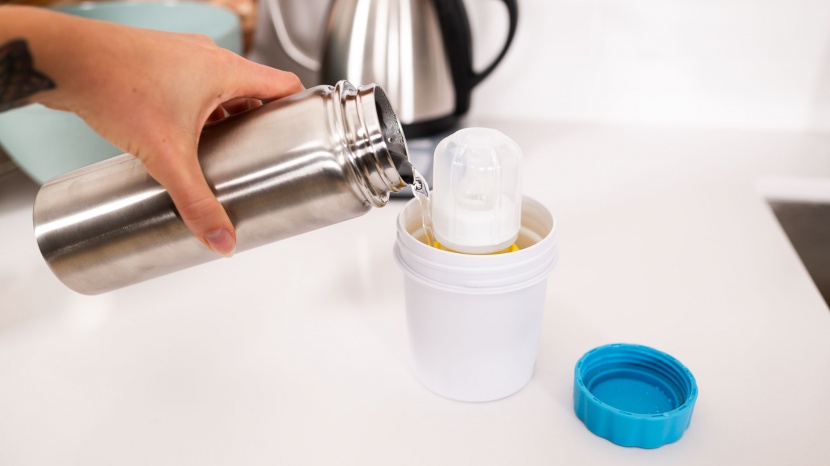 kiinde kozii voyager travel warmer - the voyager requires pouring preheated water into a container with...