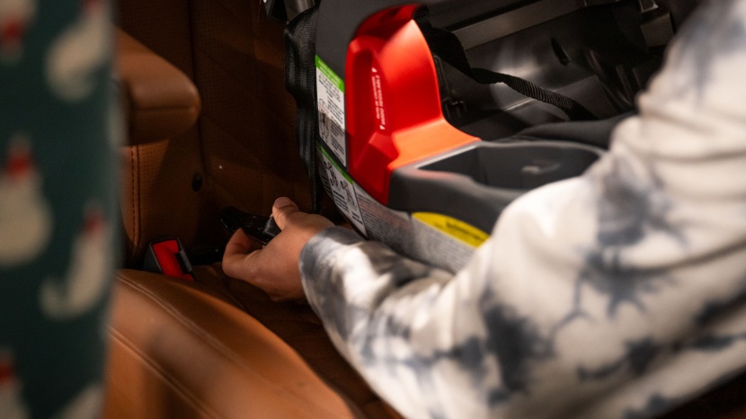 the grow with you has hook-style latch connectors.