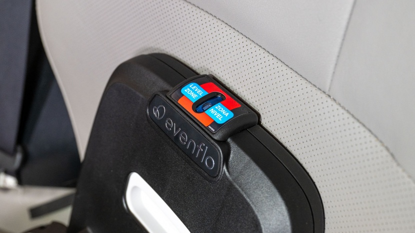 evenflo shyft dualride - the central level indicator on the shyft is easy to see from either...