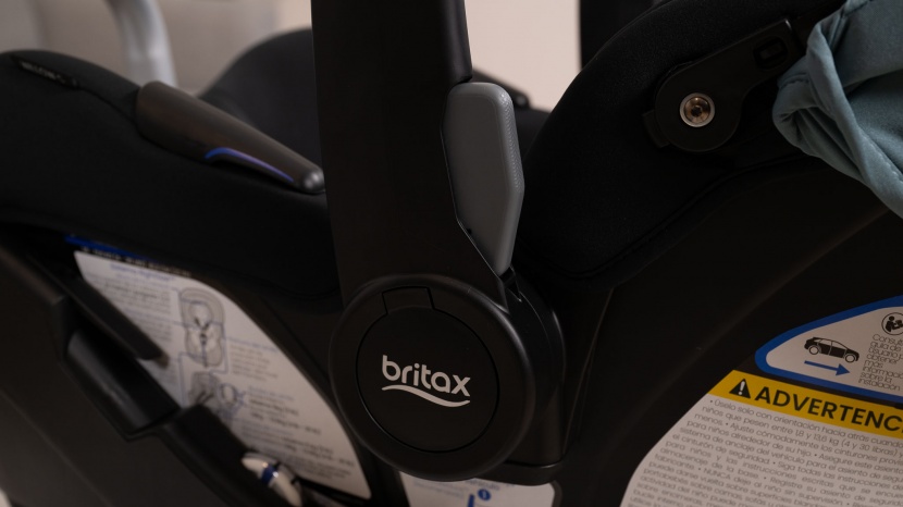 britax willow s - we like the placement of the release buttons on the willow handle.