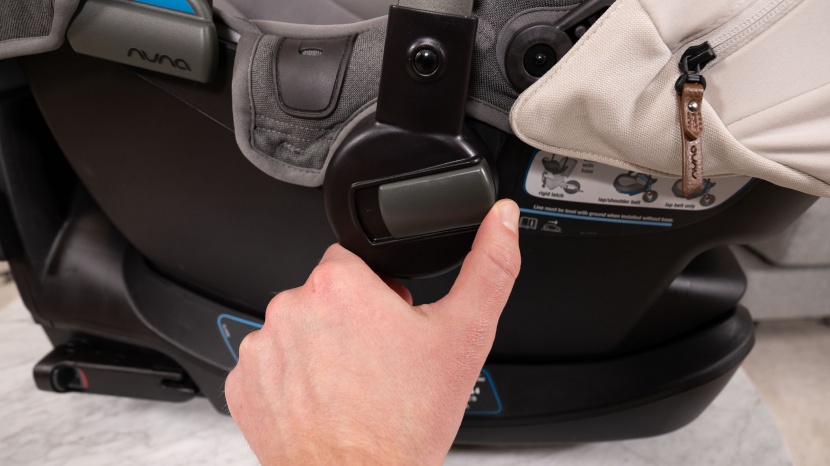 nuna pipa rx - the nuna has easy-to-press buttons on the handle sides.