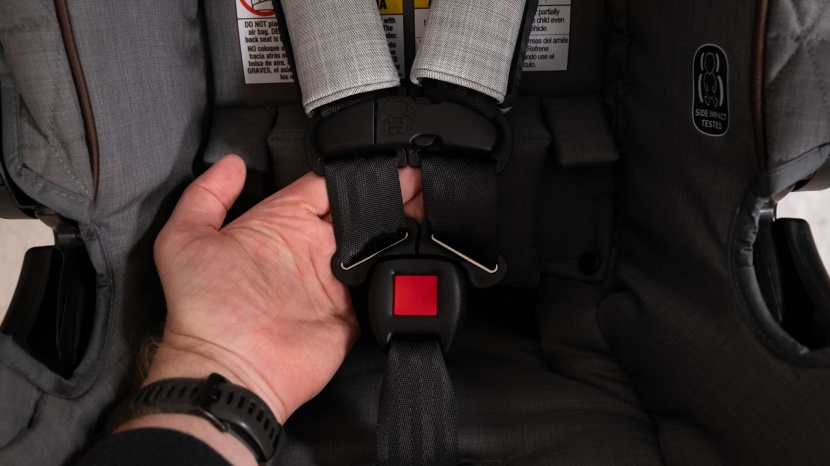 graco premier snugride snugfit 35 xt - the premier has a basic and straightforward buckle and chest clip.