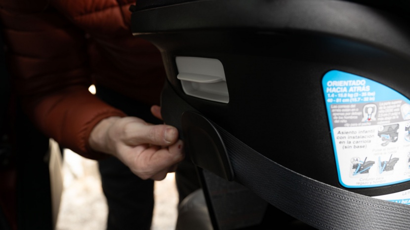 there is a belt retention clip on the back of the shyft to hold the...