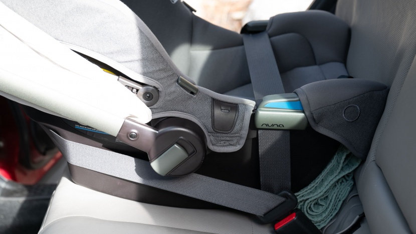 nuna pipa rx - installing the nuna without the base includes color-coded indicators...