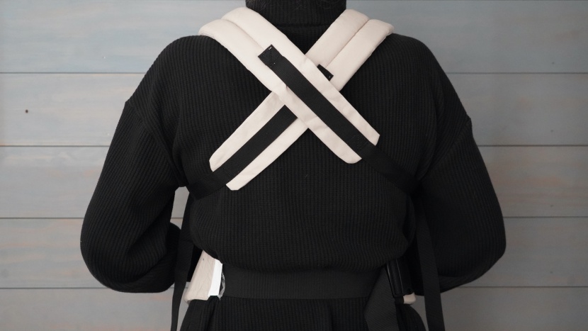 the shoulder straps on the momcozy crisscross on your back.