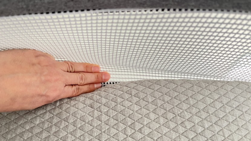chicco close to you 3-in-1 - while the mesh walls do give way on the side of the mattress, only...