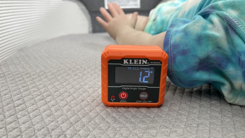 chicco close to you 3-in-1 - the mattress remains level (less than one-degree tilt) if a 17-pound...