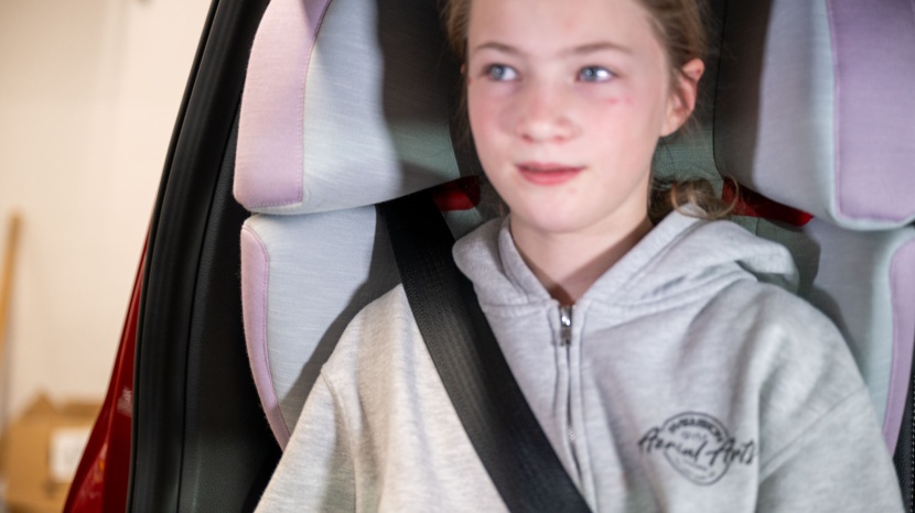 the alta v2 features a simple slide-through space for shoulder belt...