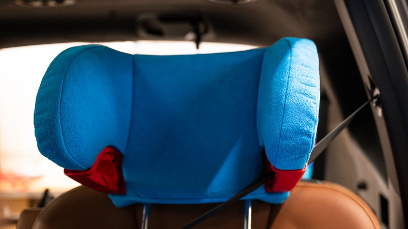 the headrest moves up and down on the oobr, but it does not have any...