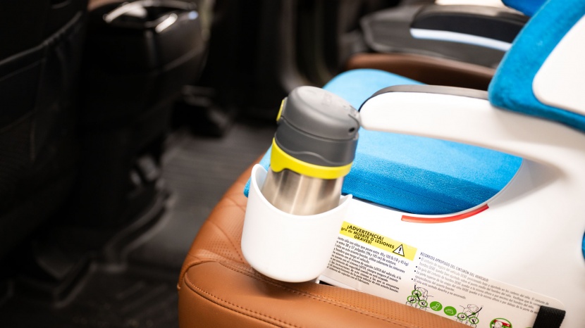 clek oobr - the oobr comes with a single clip-on cup holder.