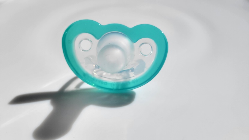 the jollypop has a cylindrical shaped nipple with two vent holes.