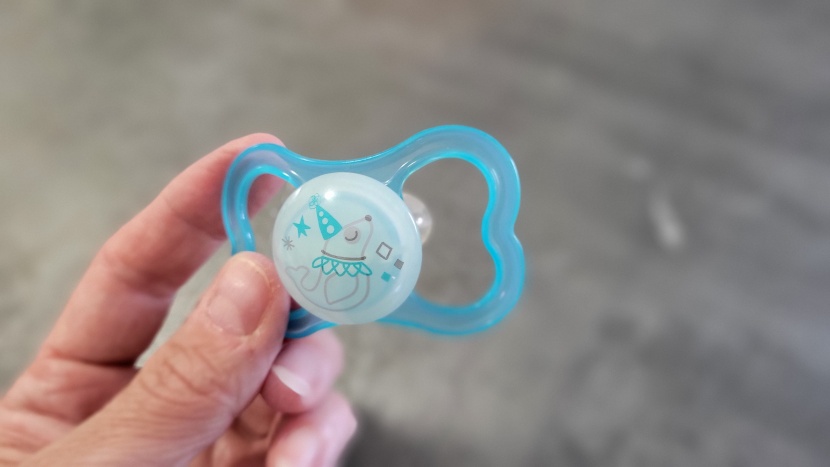 the mam has side wings and a front "button" that are easy for little...