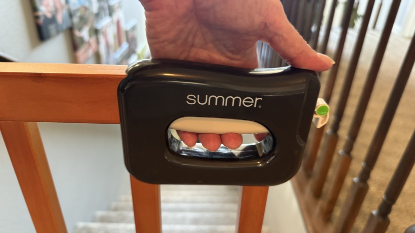 baby gate - summer deluxe has a wide squeeze/lift handle that does require quite...