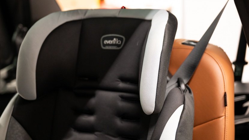 the evenflo shoulder belt positioner/retainer is oddly designed and...