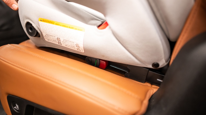 the maxi-cosi latch connectors have a color change indicator to let...