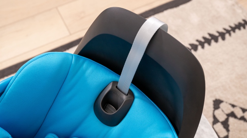cybex cloud g lux - the release button and tighten strap on the cloud are placed in the...