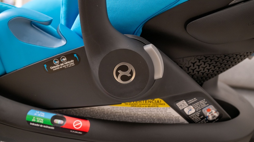 cybex cloud g lux - the handle on the cloud rotates smoothly using two release buttons...