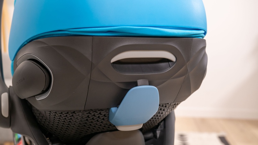 cybex cloud g lux - the back of the cloud carrier has buttons above and below the belt...