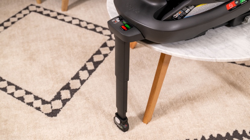 the cloud's load leg extends to the floor from the head of the base...