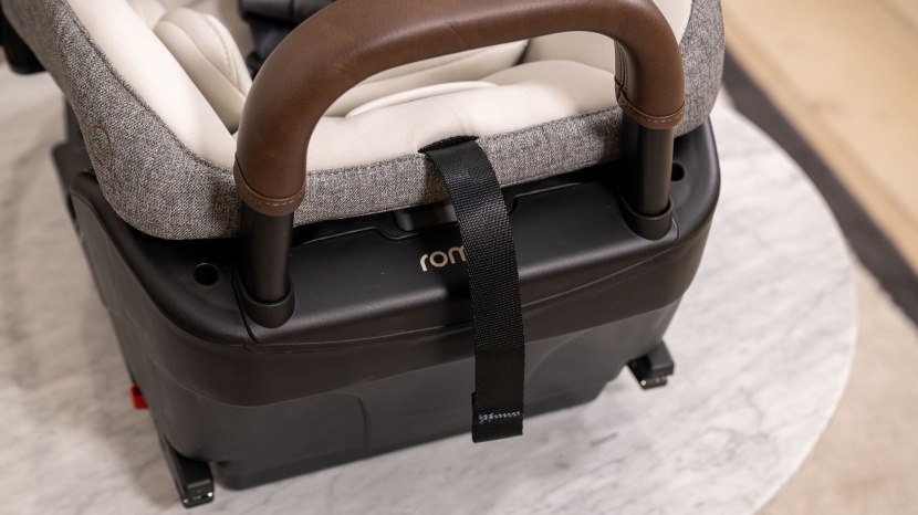 romer juni - the juni tightening strap extends through the fabric on the foot...