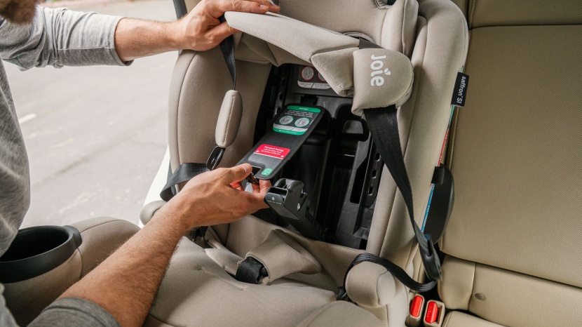 while the compartment on the saffron next to the lockoff looks like...